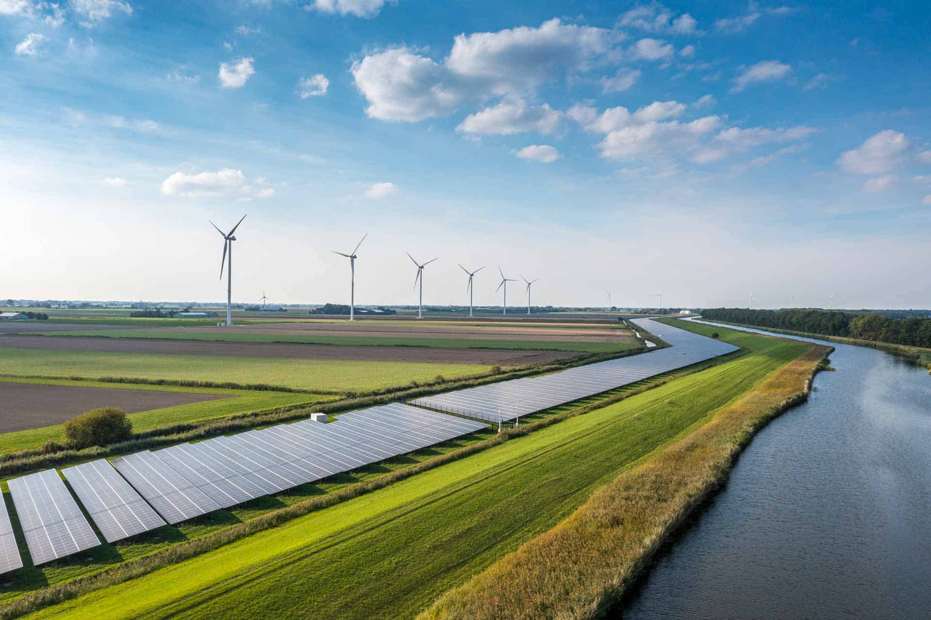 iStock-1450272068 solar and wind farms